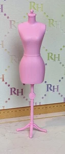 Nuevo BARBIE Carrera DISEÑADOR DE MODA Muñeca ROSA Vestido Forma MANIQUÍ Para Diorama - Imagen 1 de 4