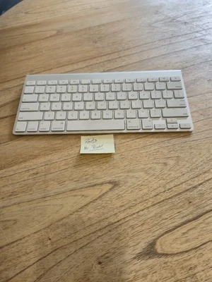 Apple A1314 Wireless Keyboard Aluminum Metal Base White Keys - For Parts Only - Image 1 of 4
