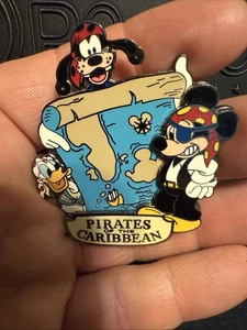 Pin Disneyland: Mickey, Donald y Goofy en Piratas del Caribe - Imagen 1 de 3