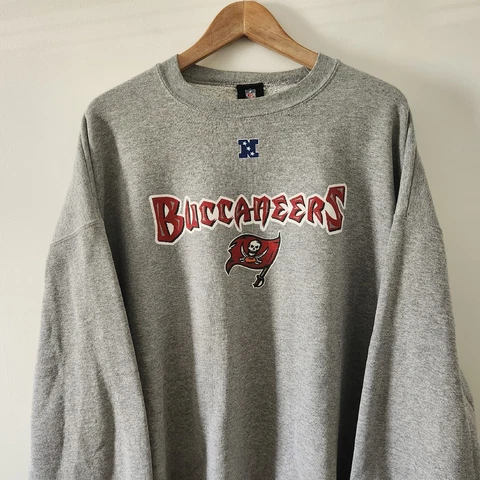 TAMPA BAY BUCCANEERS Men's Gray Crew Neck Sweatshirt Front Logo Size 2XL Cover