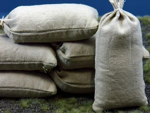 8 Khaki beige gebundene echte Stoff Sandsäcke, gefüllt 100 x 50 mm, 1:9, - Picture 1 of 2