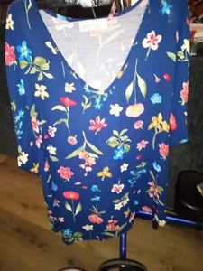 Philosophy 1X blue floral poly/rayon ss top - Picture 1 of 2