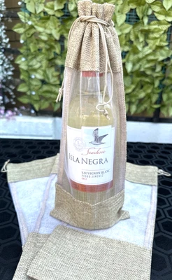 1 x NATURAL BURLAP/HESSIAN CLEAR WINDOW WINE BOTTLE GIFT BAG H 35cm X W 15cm - Image 1 of 4
