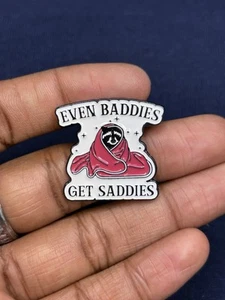 Even Baddies Get Saddies Emaille Pin lustig Internet Waschbär Meme Anstecknadel - Bild 1 von 2