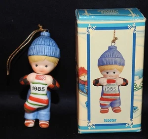 ROLLER Country Cousins Porzellan CHRISTMAS ORNAMENT 1985 Junge Enesco mit BOX - Bild 1 von 8