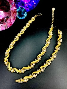 1960'S CROWN TRIFARI GOLDTONE FAUX PEARL RHINESTONE RIBBON NECKLACE BRACELET SET - Picture 1 of 6