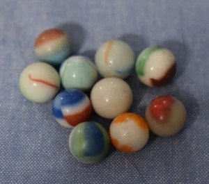 Lotto 10 biglie vintage in vetro bianco latte multicolore vortice 16 mm - 0,6 pollici C124 - Foto 1 di 3