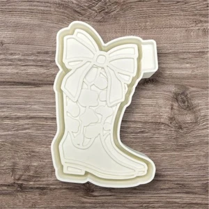 Bota con arco y estampado de vaca Freshie Mold! - Imagen 1 de 2