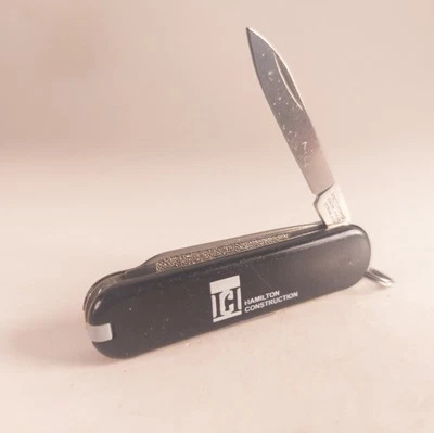 Canivete suíço Victorinox 58mm clássico SD preto logotipo HAMILTON CONSTRUCTION - Imagem 1 de 4