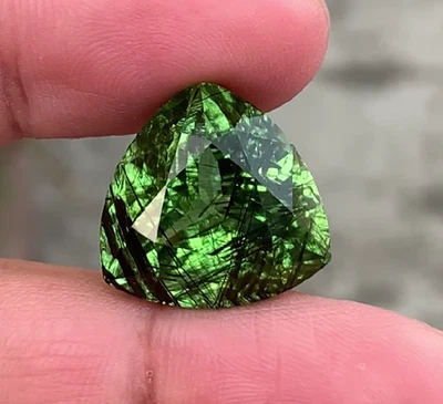 VS 27 CT natürlicher tiefgrüner Rutil-Peridot-Edelstein Billionenschliff... - Bild 1 von 3
