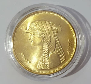 CAPSULED EGYPT GOLDEN 50 PIASTRES QUEEN CLEOPATRA COIN UNC - Picture 1 of 6