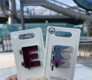 Disney Pin Authentic 2024 Eeyore E Winnie the Pooh Shanghai Disneyland - Bild 1 von 1