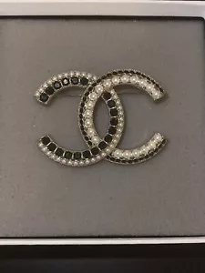 CHANEL Authentic Medium Black Crystal & Pearl CC Logo Brooch Gold Tone with Box - Picture 1 of 18