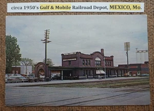 Circa 1950 Gulf & Mobile Railroad Depot, MÉXICO, Mo postal LITOGRAFÍA con coches antiguos - Imagen 1 de 2
