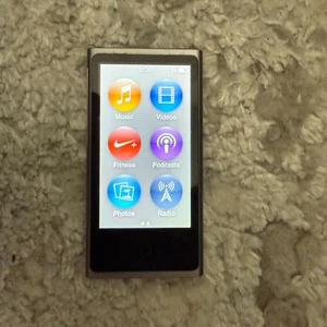 Apple iPod Nano 7th Generation 16GB Silver MP3 Media Player Model: A1446 - Picture 1 of 9