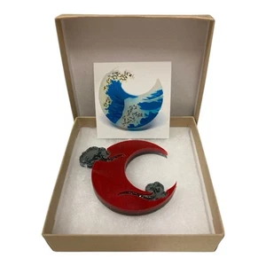 Nuevo Broche Kimchi y Coco Etéreo Sangre Roja Luna Tarjeta en Caja 55 x 60 mm Acrílico - Imagen 1 de 9