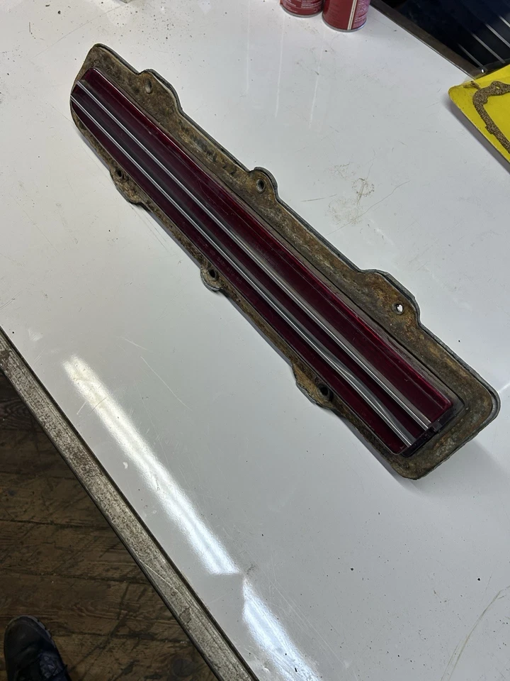 66 Oldsmobile Toronado luz trasera lente lámpara carcasa derecha o derecha Foto 1 de 4