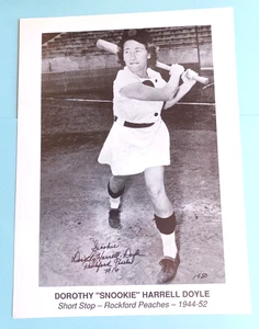 FOTO AUTOMÁTICA DE MURCIÉLAGO SNOOKIE DOYLE 8X10 AAGPBL ROCKFORD LIGA DE MELOCOTONES PROPIA - Imagen 1 de 3