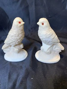 Uccellini in alabastro bianco intagliato vintage su persico con occhi di vetro rosso - Foto 1 di 21