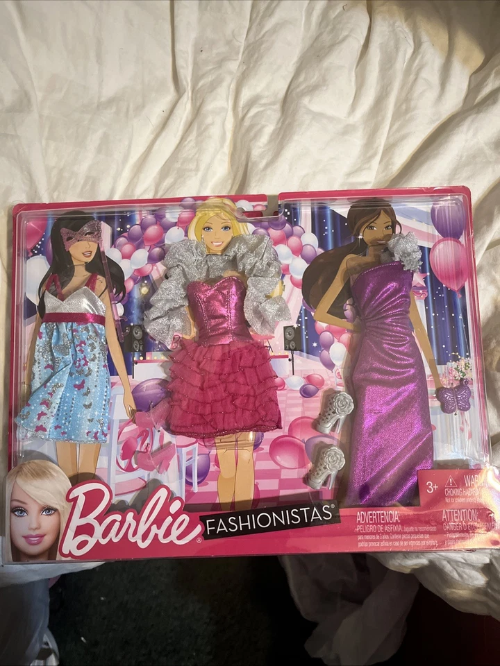 Barbie Fashionistas 2011 - 3 trajes nuevos en caja X2235 Foto 1 de 4