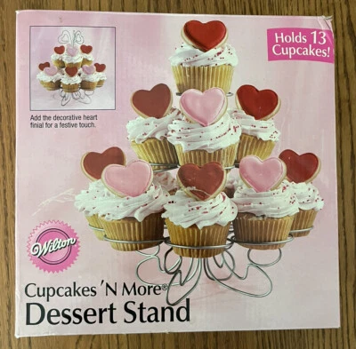 Soporte de postre Wiltons Cupcakes And More para 13 cupcakes Foto 1 de 3