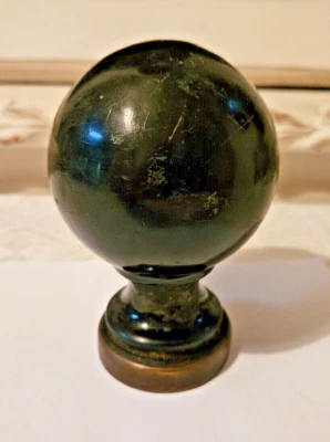 ANCIENNE BOULE ESCALIER EN CERAMIQUE BRONZE PIERRE FER ? BASE LAITON 832 GRAMMES - Photo 1/4