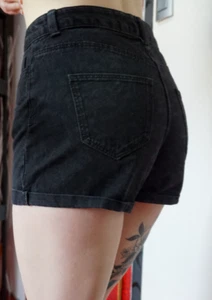 Sexy Trend Highwaist Jeans Hot Pants Mom Shorts Festival S 36 Schwarz - Bild 1 von 5