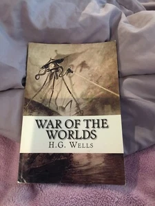 H . G . Wells ..... War Of The Worlds Paperback - Picture 1 of 3