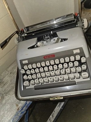 Máquina de escribir portátil Royal McBee vintage con estuche de cuero. Nº de serie 2A4785953 Foto 1 de 4