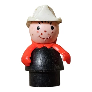 Vintage Fisher Price Little People Ganzholz Feuerwehrmann weißer Hut & rote Arme - Bild 1 von 3