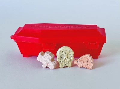 "Contenedor de caramelos ataúd Fleer MR BONE 1978 vintage 3"" plástico rojo sangre" Foto 1 de 3