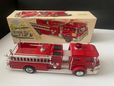 Grande caminhão de bombeiros de brinquedo Marx Hess 1970 na caixa original com inserção inferior - Imagem 1 de 4