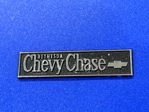 CHEVY CHASE Bethesda MD. Chevrolet -EMBLEMA CONCESSIONARIA AUTO IN METALLO - VINTAGE - Foto 1 di 5