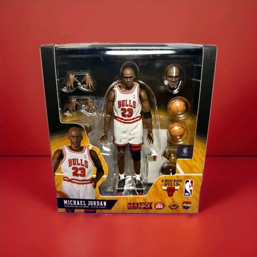 Medicom Toys MAFEX No.100 NBA Chicago Bulls Michael Jordan Figure
