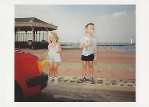 Postal Martin Parr, Foto "New Brighton, Inglaterra" 1983 Niños Helado COMO NUEVO - Imagen 1 de 1