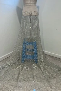Tela de encaje brillante con puntos de oro plateado 50" de ancho vendido por yarda - Imagen 1 de 5