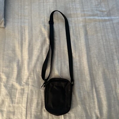 Bolso Bandolera Hombre Urban Outfitters (Negro) Material Nylon Foto 1 de 4