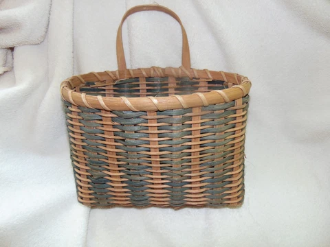 Traditional Hanging  Woven Cane Wall Basket Tan & Green 9 1/4 x 6.5 " New Cover