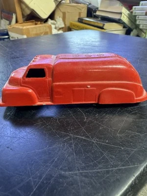 Caminhão-tanque vintage Tootsie brinquedo vermelho Ford gasolina fundido - Imagem 1 de 4