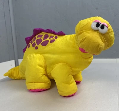 Antigo Fisher Price Pelúcia Puffalump Dino Roar Brontosaurus Dinossauro Nylon Amarelo - Imagem 1 de 4
