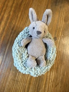 Kleiner brauner Hase auf grünem flauschigem Kissen Stofftier Plüsch Mini weich  - Bild 1 von 7