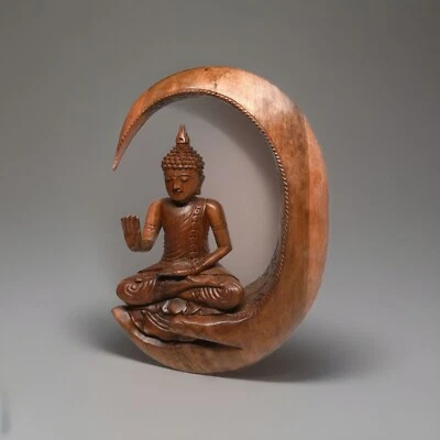 Um Buda Meditante na Lua Crescente e Escultura Grande à Mão - Imagem 1 de 4