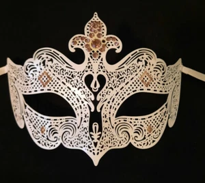 Maschera mascherata intricata filigrana metallo metallo cristallo viola bianco taglio laser - Foto 1 di 3