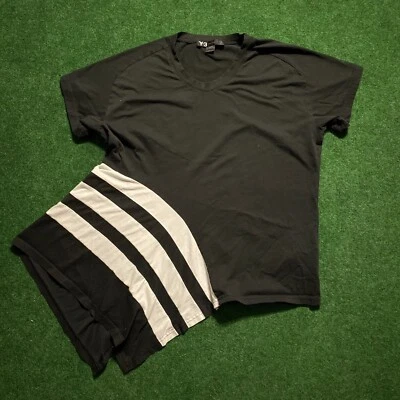 Camiseta para mujer Adidas x Y-3 abstracta con dobladillo medio corto negra blanca mediana Foto 1 de 4