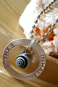 Collar colgante de protección ocular en espiral plateado Inhale 16" curación yoga - Imagen 1 de 8