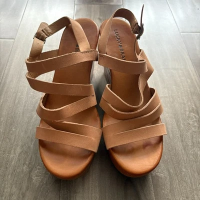 Sandalias de plataforma Lucky Brand 7,5 de cuero tostado con tiras de cuña grano de madera Foto 1 de 4