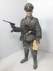 1/6 PERSONALIZZATO DRAGO TEDESCO 3° DIVISIONE SS MAJOR ARTIGLIERIA LUGER + MAPPA & CIG’S - Foto 1 di 24