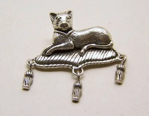 Sterling Silver Cat on a Tasseled  Pillow Pin Brooch Vintage - Picture 1 of 3