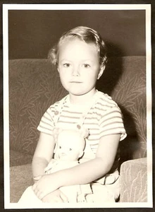 Foto Original Años 50 NIÑA SOSTENIENDO MUÑECA BEBÉ JUGUETE - Imagen 1 de 1