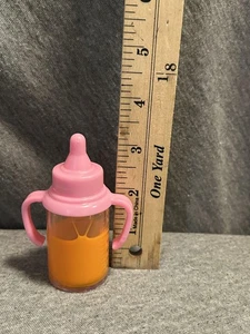 Spielzeug Puppe Baby Flasche Schnabeltasse rosa Griffe Orange Magic Juice Requisite - Bild 1 von 3
